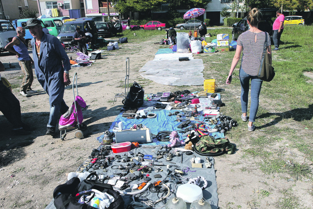 Prodaju đubre iz kontejnera!