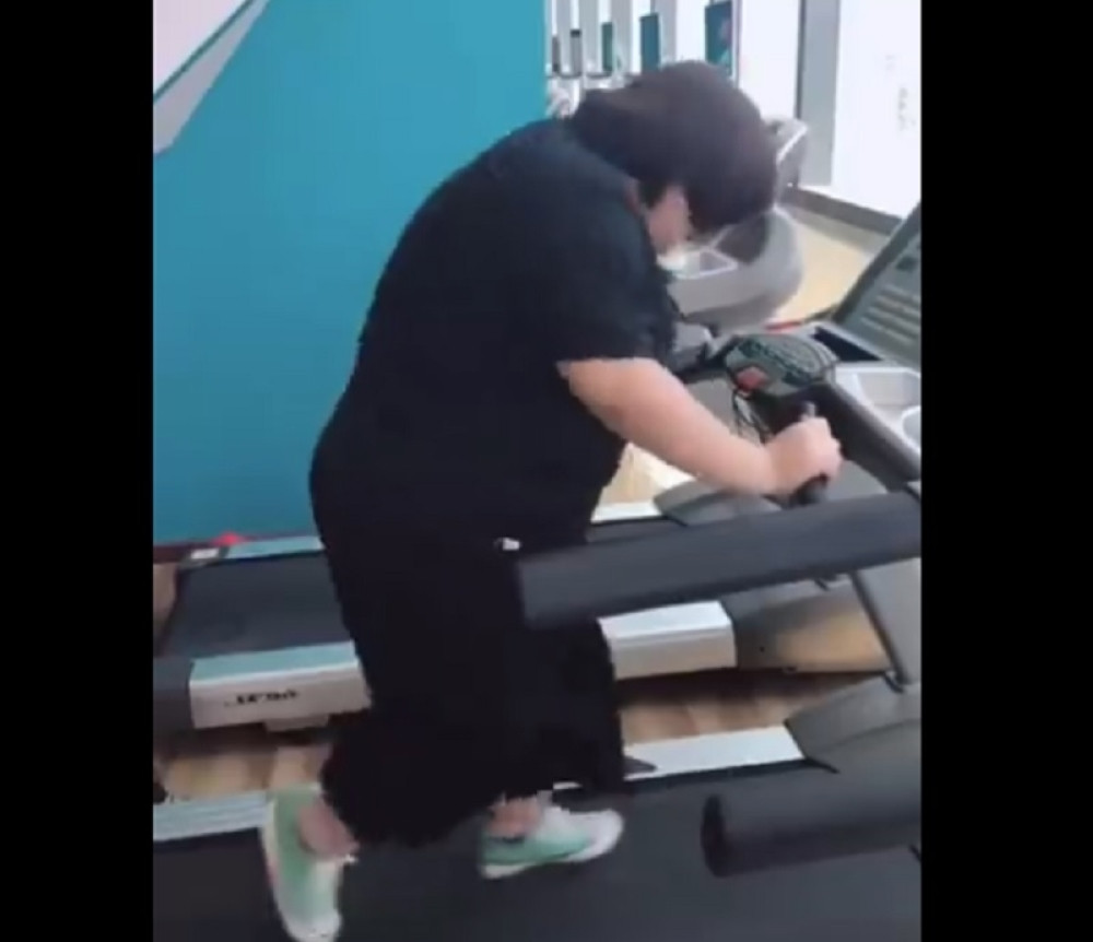 Stala je na traku za vežbanje, a način na koji je trener motiviše ĆE VAS IZBEZUMITI!