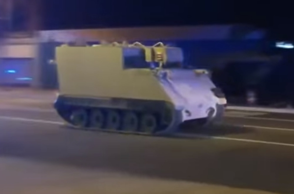 Vojnik ukrao oklopno vozilo, policija ga jurila po gradu!