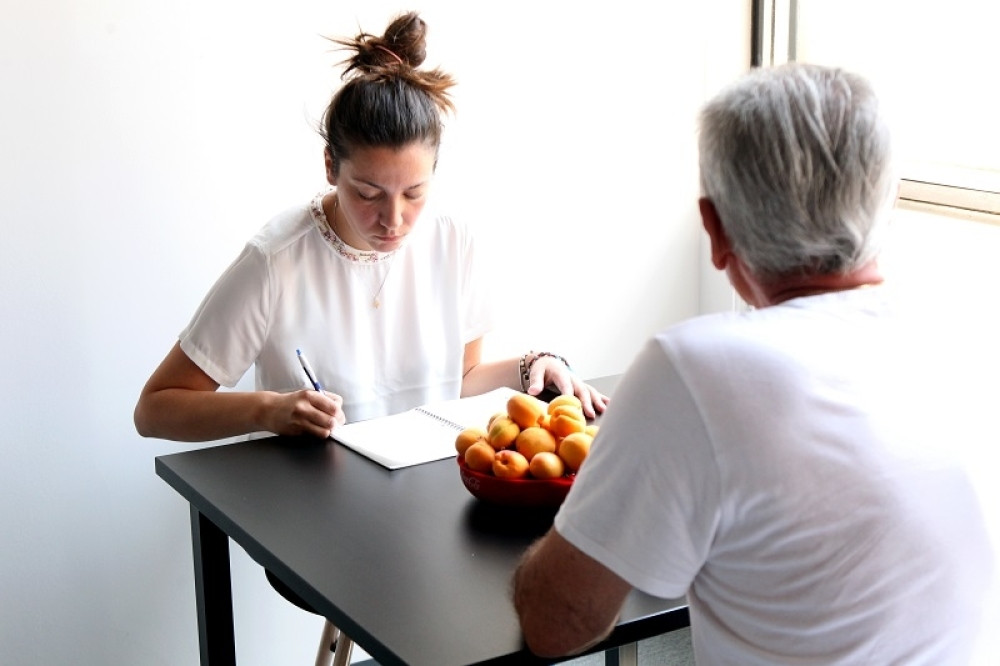 ČUDO NA STANICI "DUNAV"~Pao POD VOZ u utorak, a juče BRAO KAJSIJE!