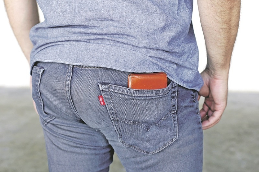 Dobio je platnu karticu, pa otišao da digne nekoliko hiljada na bankomat, a sat vremena kasnije policija je došla po njega