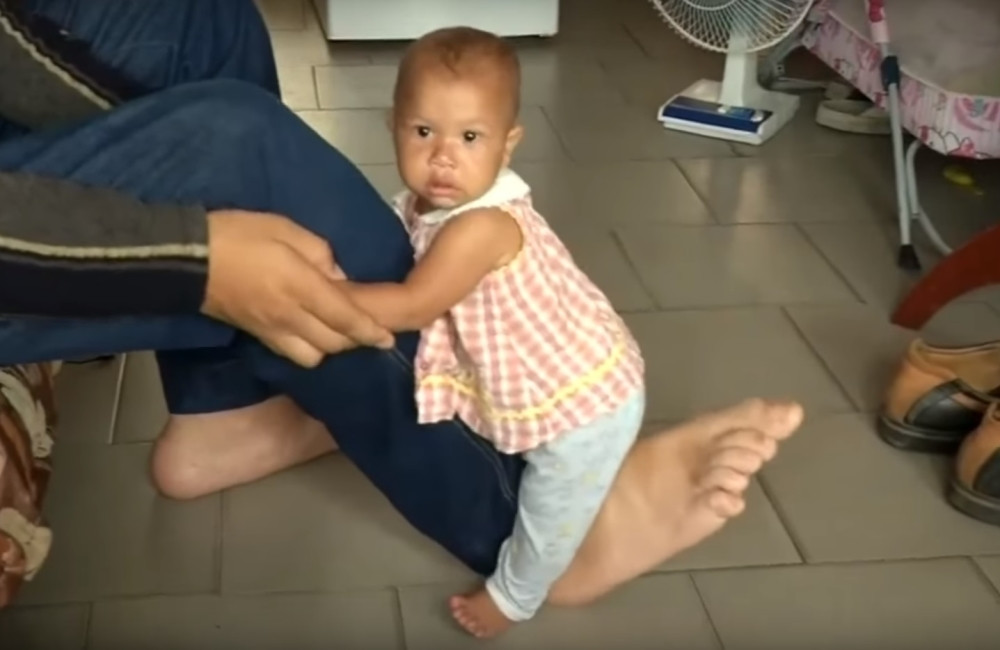 Ovako izgledaju stopala i obuća broj 68! (VIDEO)