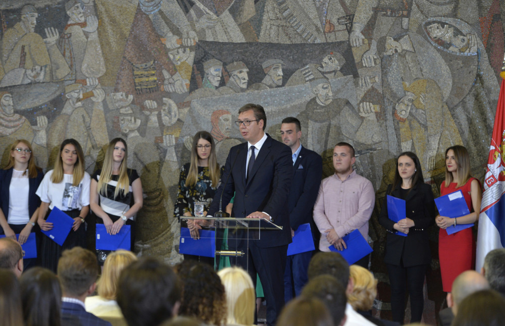 Vučić: Ostanite u zemlji i menjajte je