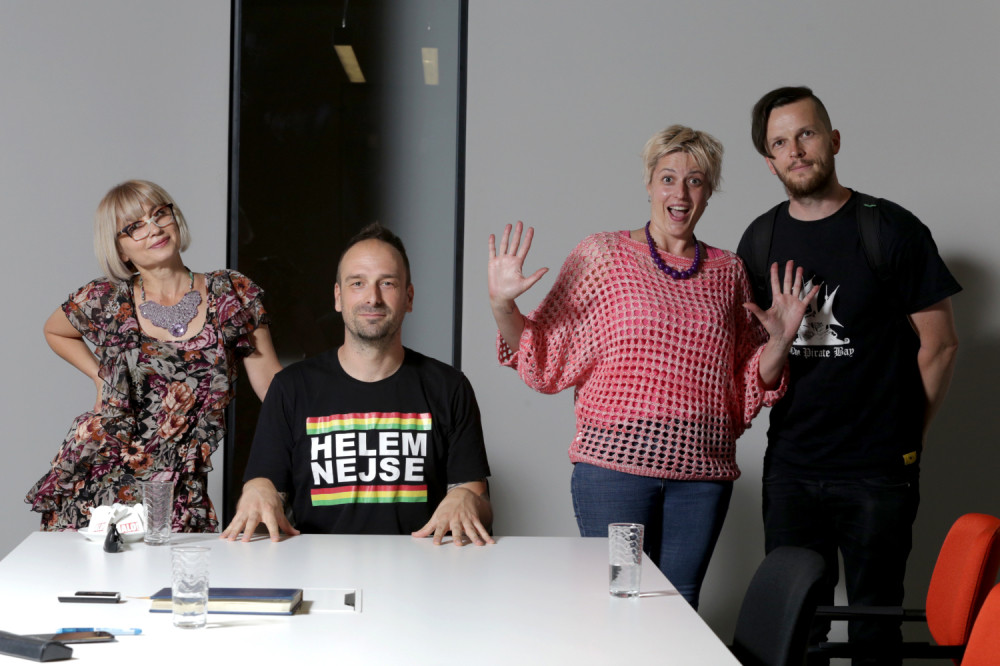 Političari su karikature, o njima ni reči!