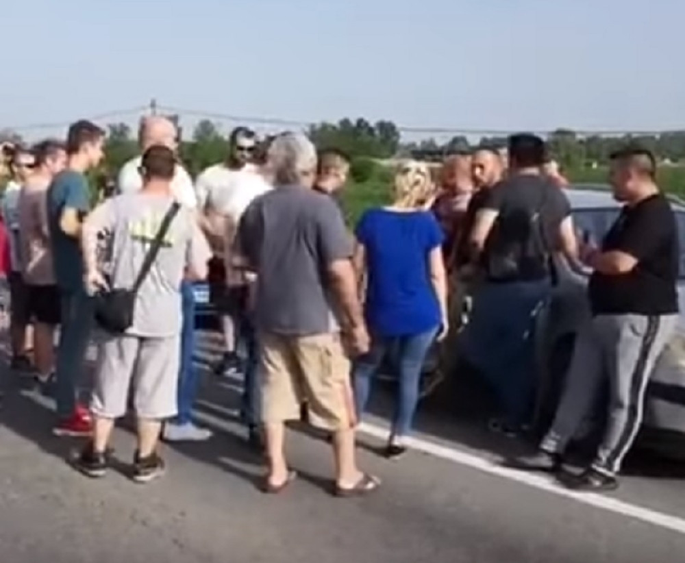 BAHATO~Blokirali ulicu, nisu dozvolili ni MAJCI SA BEBOM da prođe