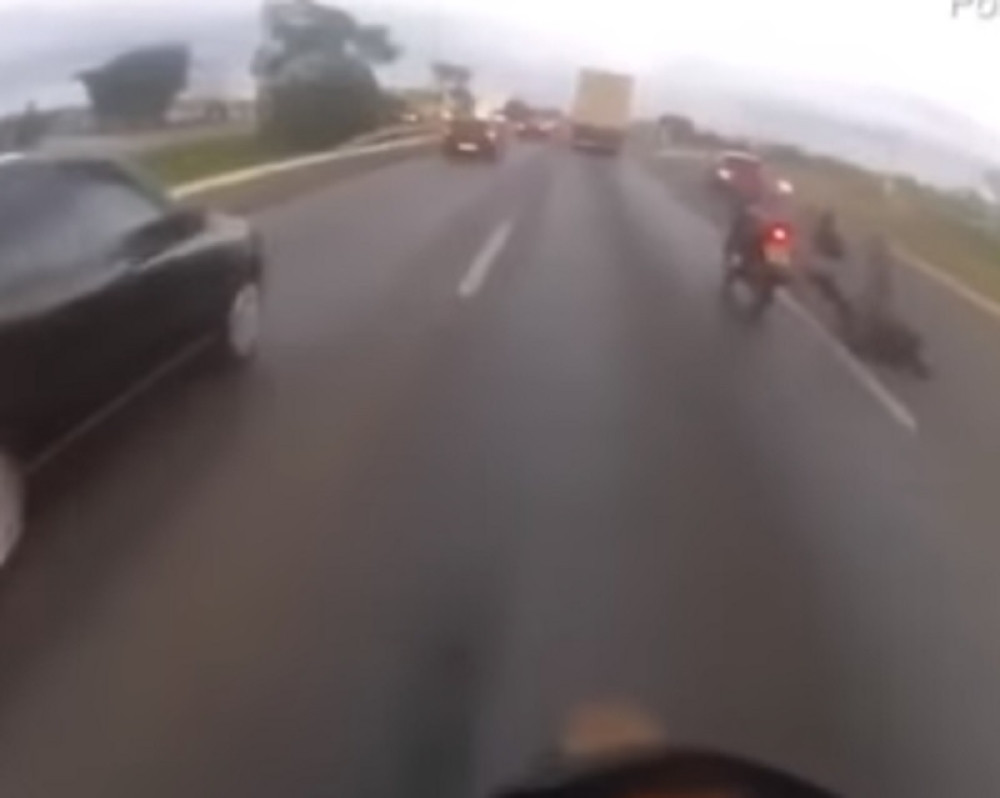 Točak se otkačio sa automobila, odleteo motoristi u glavu i UBIO GA! (UZNEMIRUJUĆ VIDEO)