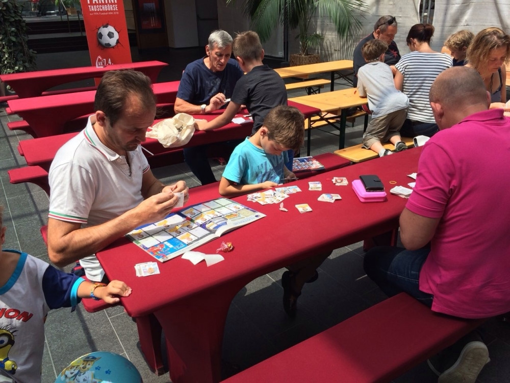 U Gracu postoji još veća menjaža, evo kako Austrijanci "đoraju" sličice (FOTO)