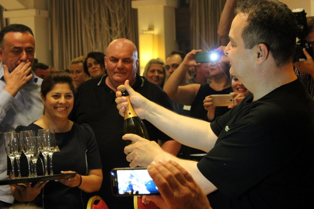 Šampanjac kod Dačića, Antić i Palma na nogama