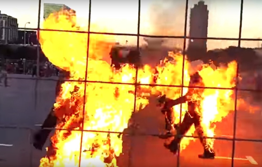 Čak 32 osobe se istovremeno ZAPALILE! (ŠOKANTAN VIDEO)