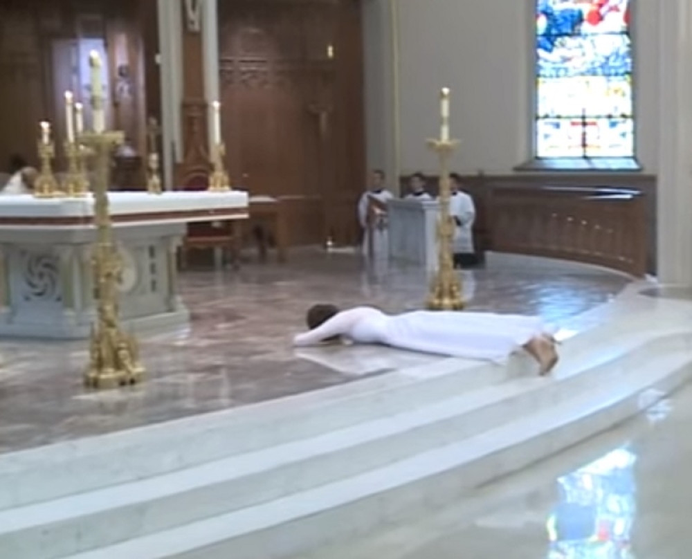 Mlada se bacila na pod na sopstvenom venčanju, a kada shvatite ko je mladoženja, SVE ĆE VAM BITI JASNO