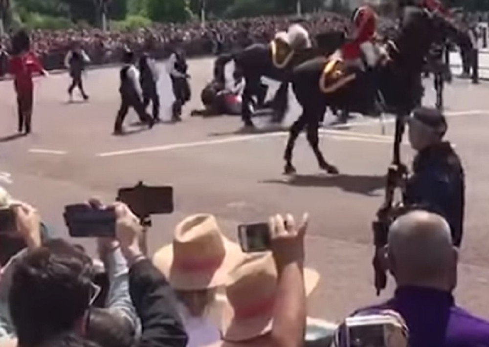 Vojnik skliznuo sa konja i PAO MU POD NOGE, usledio je MUK!