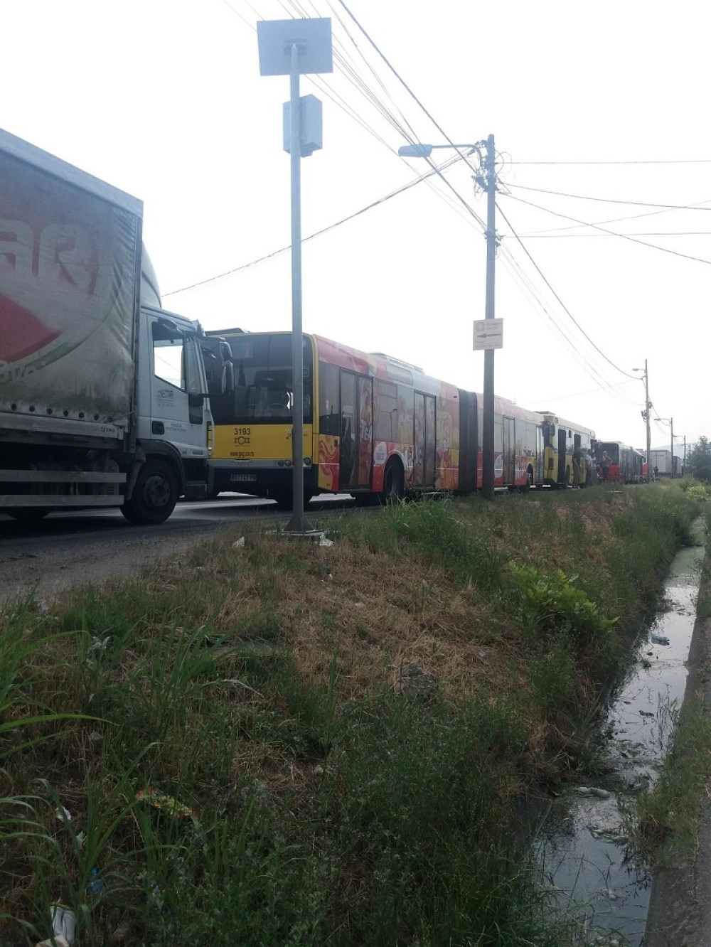 Put i PANČEVAC BLOKIRANI, građani po sparini krenuli PEŠKE do grada! (FOTO)