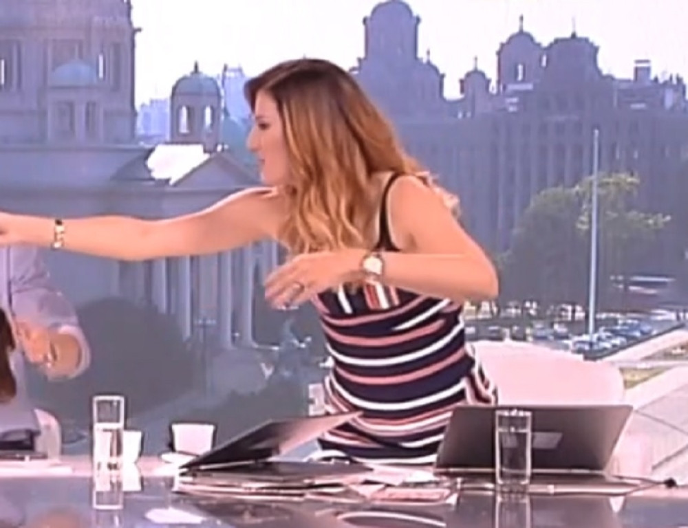 Jovana prestravljena odskočila sa stola, Srđan ZANEMEO kad je nju ugledao tu!