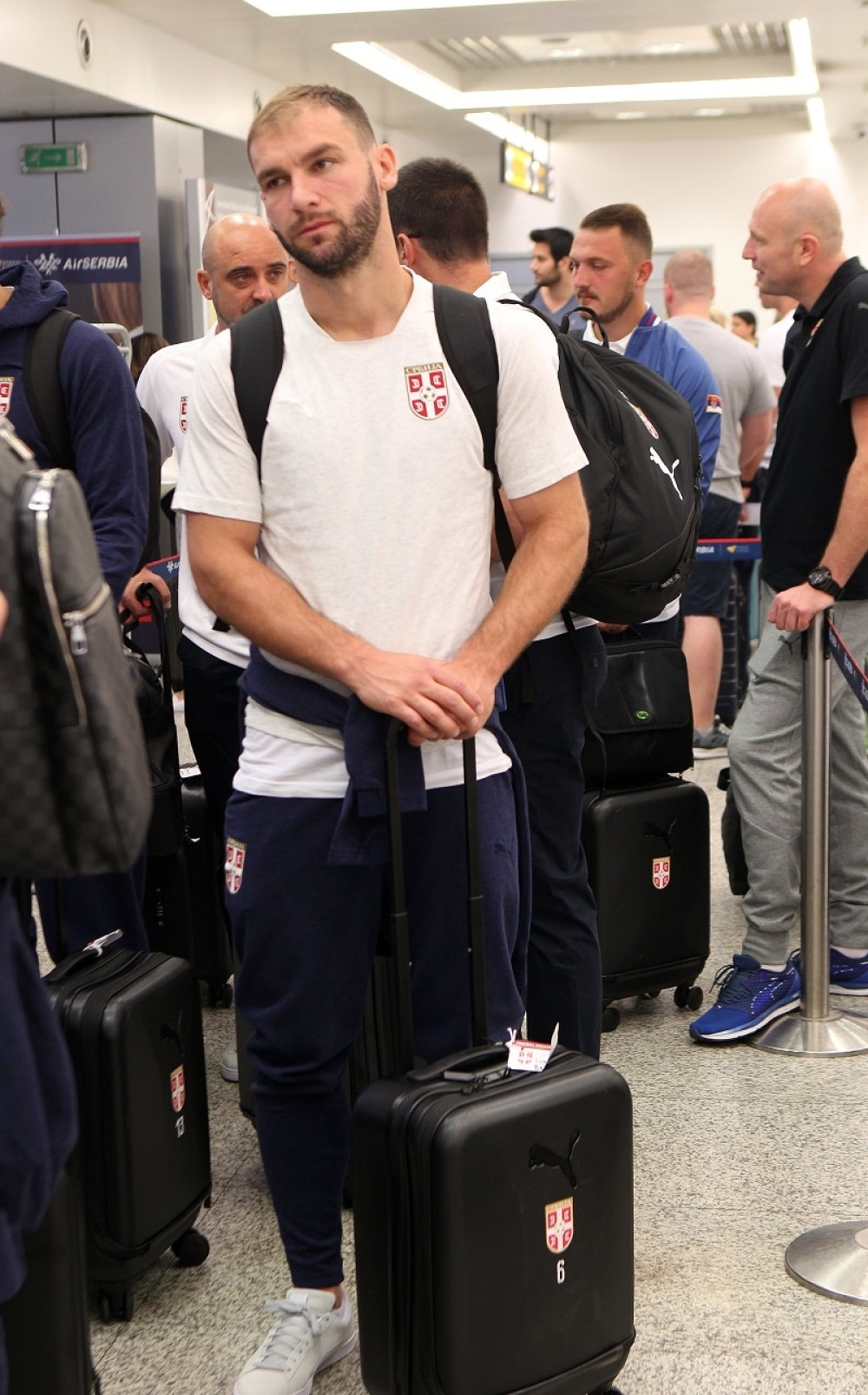 Barselona zbog OVOG fudbalera precrtala Baneta Ivanovića (FOTO)