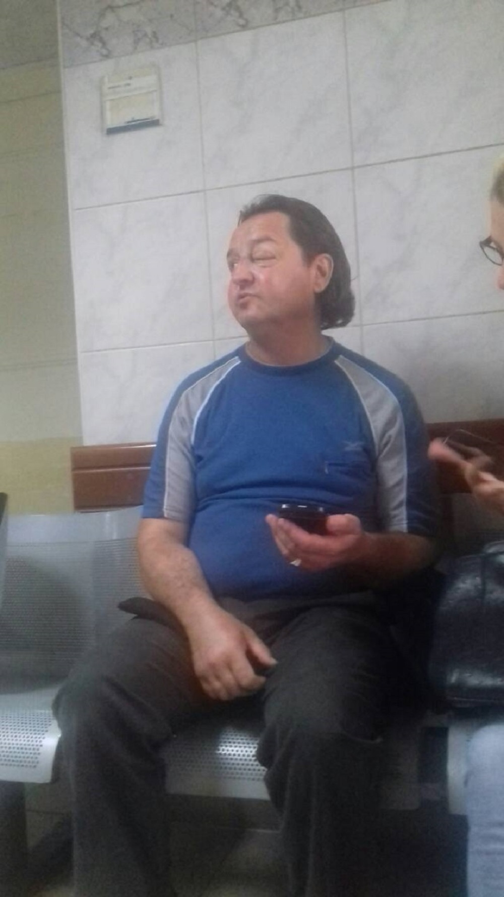 Ovo je muškarac koga su PROTESTANTI BRUTALNO PRETUKLI! (FOTO)