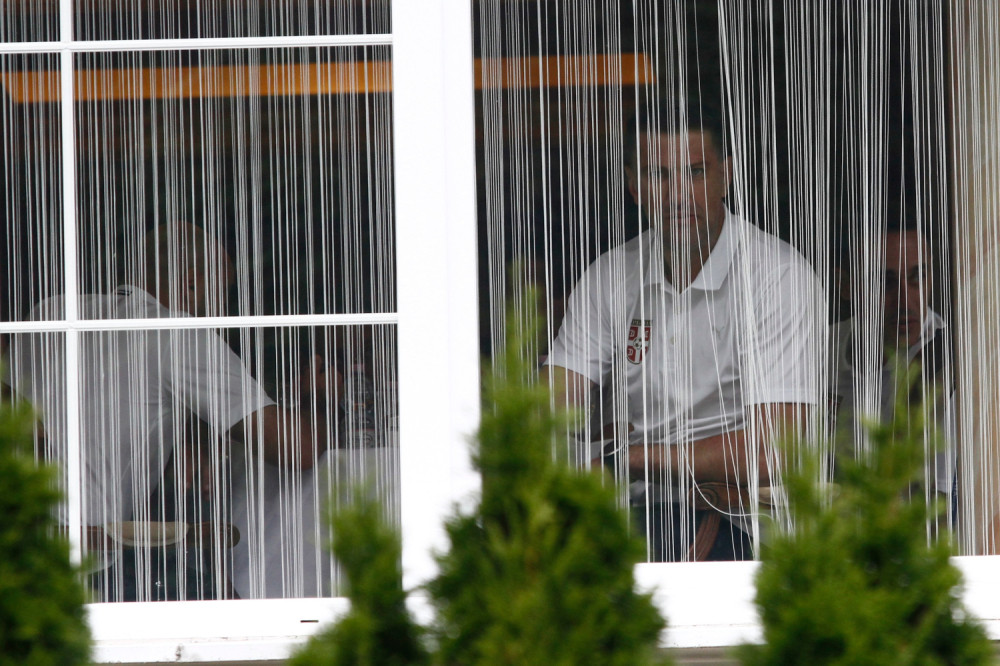 Krstajić zamandalio prozore u kampu! (FOTO)