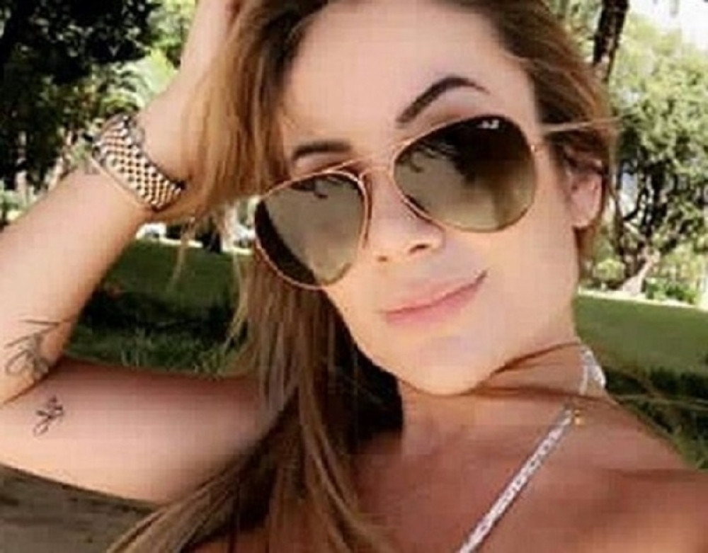 Kad vidite bujnu ženu Roberta Firmina, zaboravićete s kim smo u grupi! (FOTO)