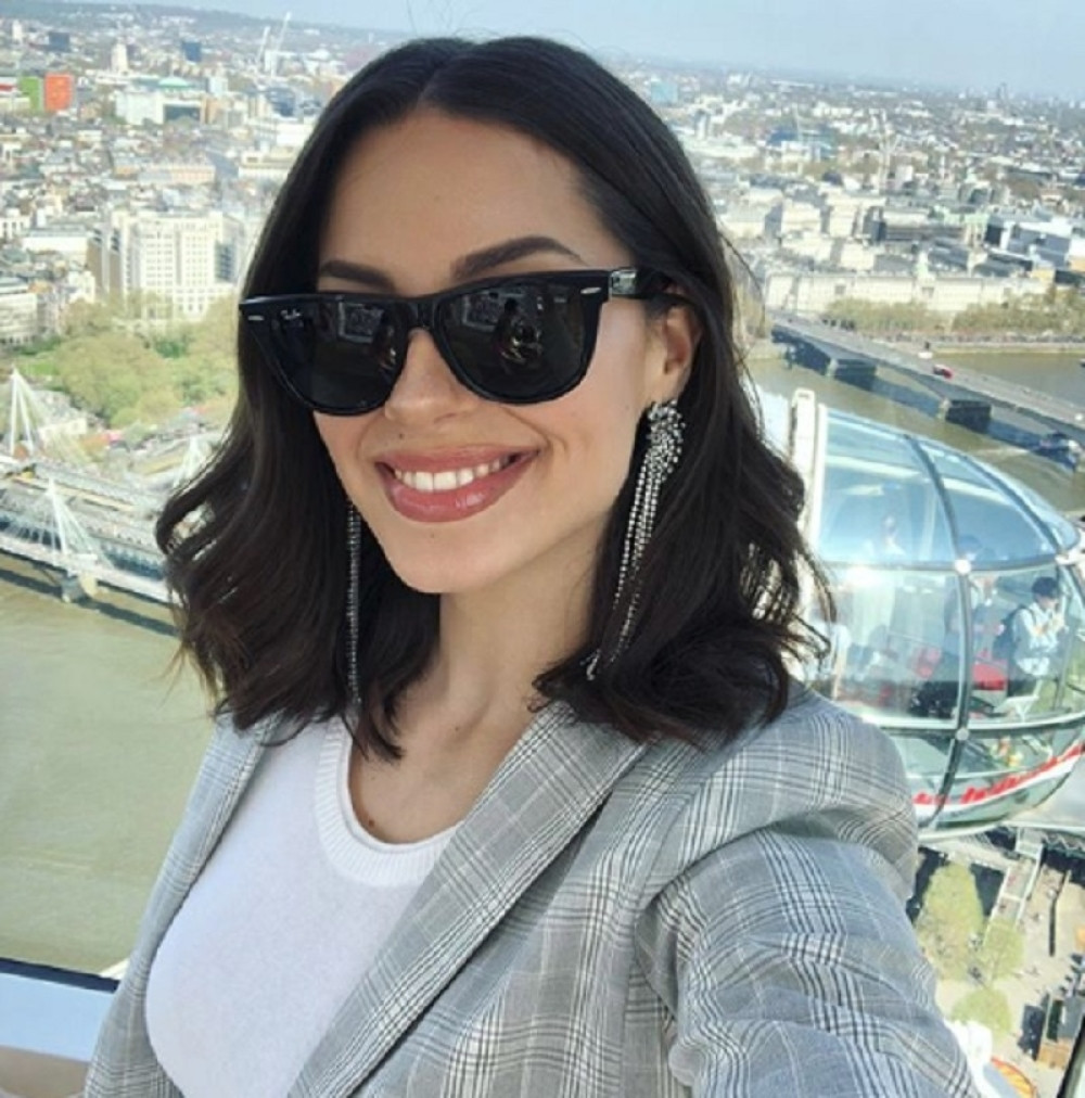 Sara Jo se skinula, pokazala BUJNE GRUDI, a njena GUZA je zaludela muškarce