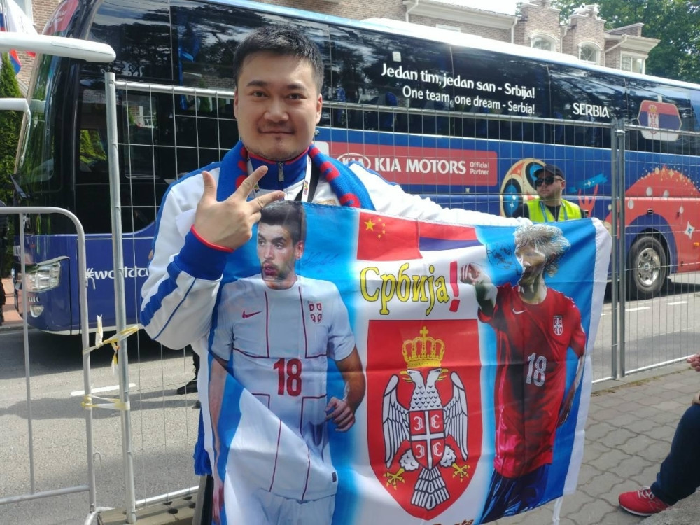 Kinez usred Rusije peva HIMNU SRBIJE, on je naš NAJŽEŠĆI navijač na Mondijalu! (VIDEO)