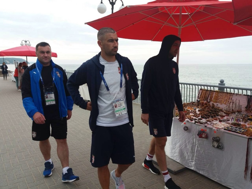 Stojke se MASKIRAO i kupio LANČIĆ, meštani "ODLEPILI" za Kolarovom! (FOTO+VIDEO)