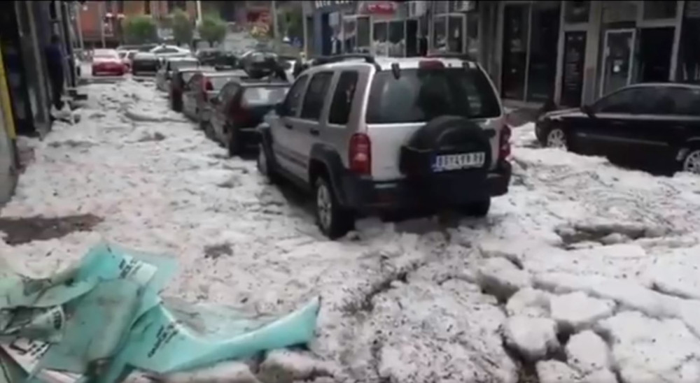 Užičani lopatama ČISTE SNEG I LED U SRED JUNA, pola grada ZAVEJANO, pola POTOPLJENO! (FOTO+VIDEO)