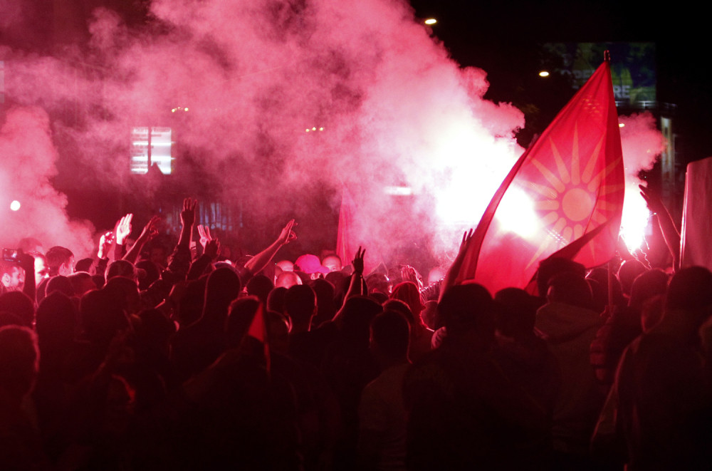 Molotovljevi kokteli, flaše i šok bombe ispred Sobranja: Borićemo se do poslednje kapi krvi!