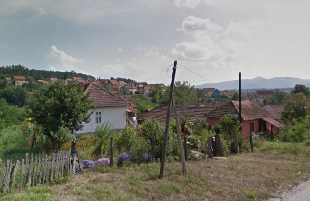 Siniša je bio na krovu komšijine kuće I POKRIVAO JE CREPOM kada se dogodio UŽAS