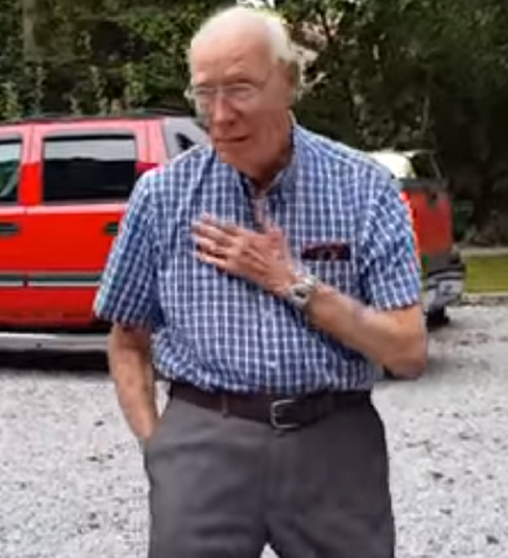 Deda je mislio da slave unukin rođendan, a u dvorištu ga je čekalo iznenađenje života!