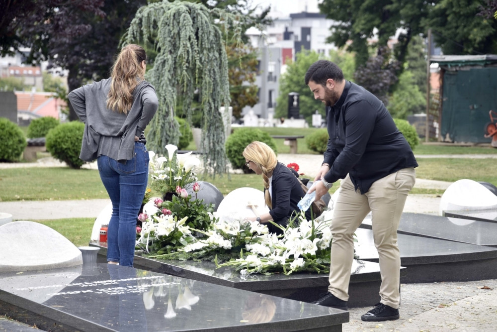 Na Mandinom grobu kiša, sveće i najdraži