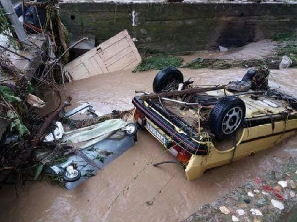 Pukla brana, brojna sela POPLAVLJENA, bujica okretala automobile! (FOTO+VIDEO)