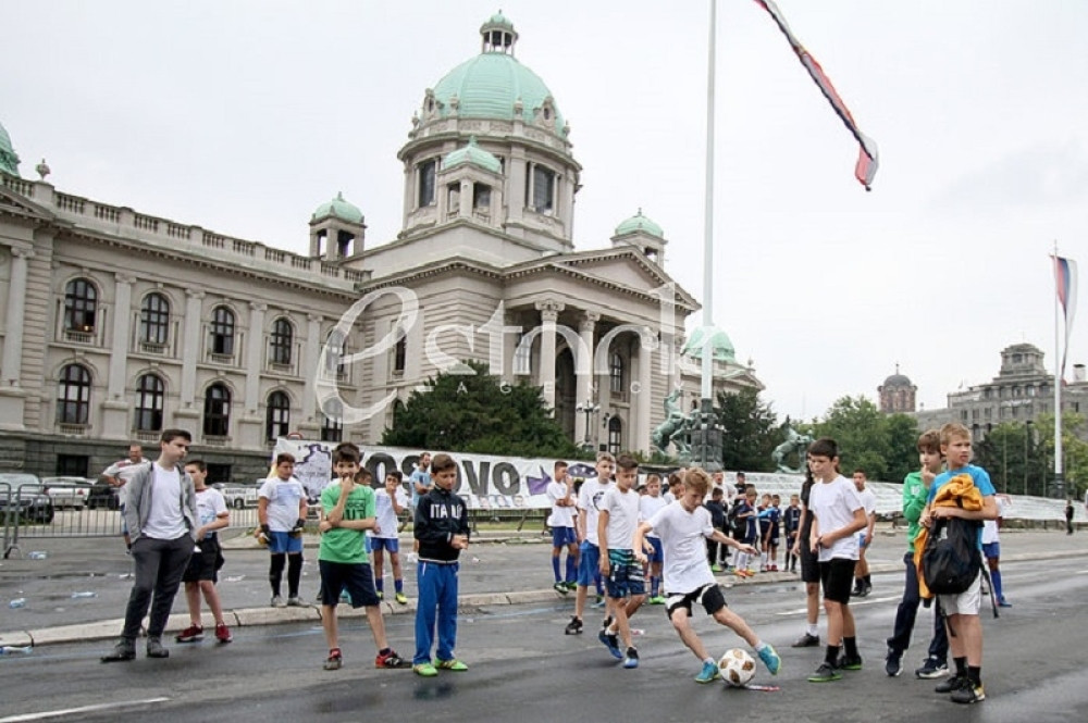 Đaci raspalili fudbalicu ispred Skupštine