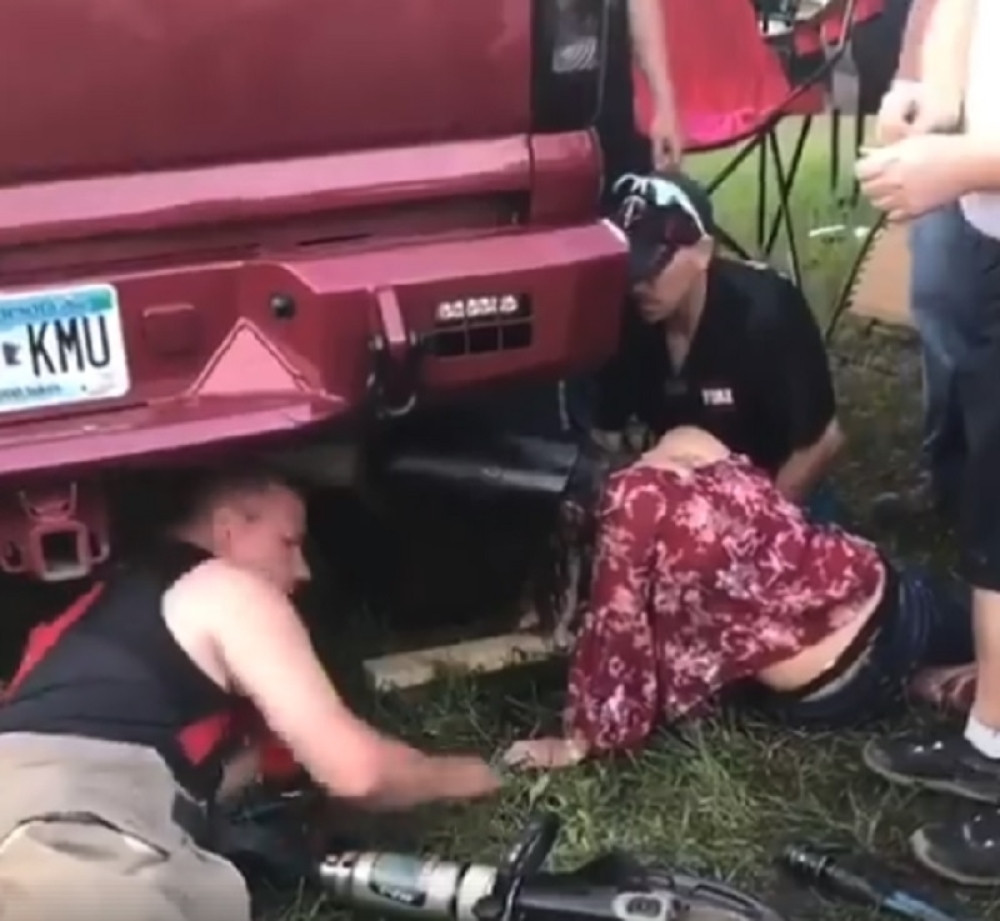 Htela je da vidi da li joj GLAVA staje u AUSPUH KAMIONA, pa doživela horor!