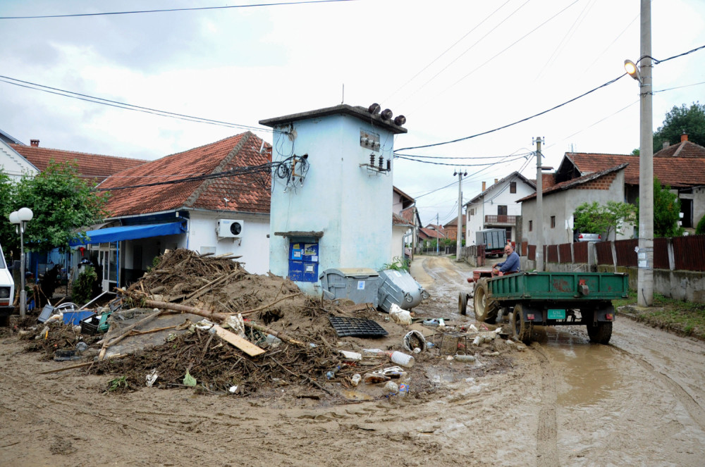 Bujica je krenula da ga nosi, supruga ga spasla ZAVESOM!