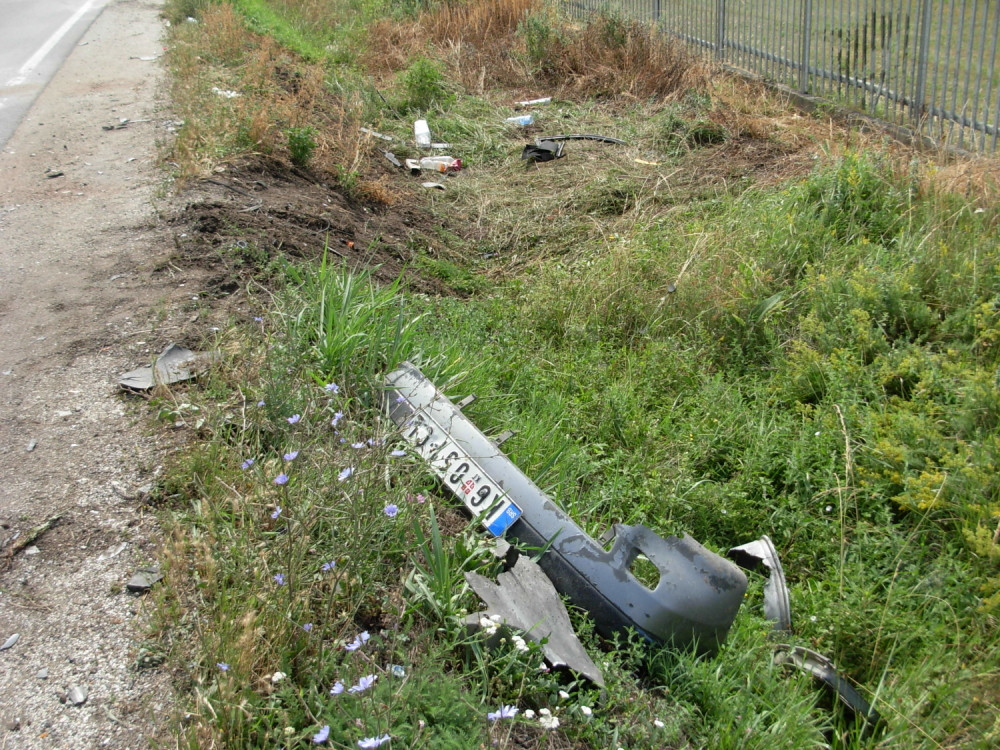 Udario u automobil u kojem su bile majka i tromesečna beba, bacio ih u kanal, hitno prevezene u Urgentni