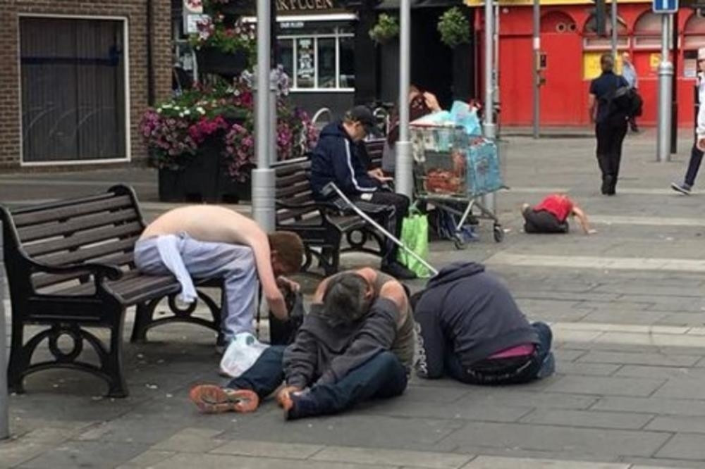 Mladići leže po betonu, razlog je ZASTRAŠUJUĆ (UZNEMIRUJUĆE)
