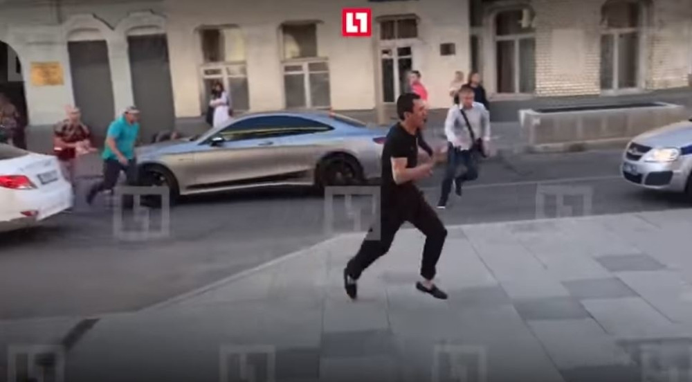 Kirgistanac NAMERNO UDARIO u navijače, "RAZMAZAO" ih po haubi, pa pokušao da pobegne (UZNEMIRUJUĆE)