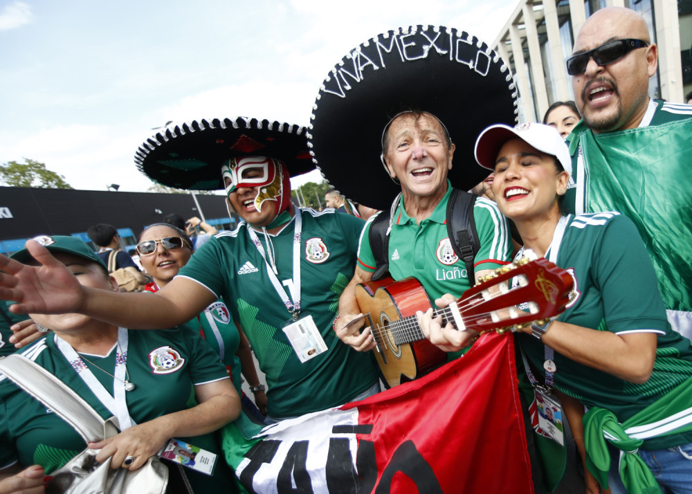 Meksikanci se ŠETAJU po Rusiji sa drugarom od KARTONA (FOTO)