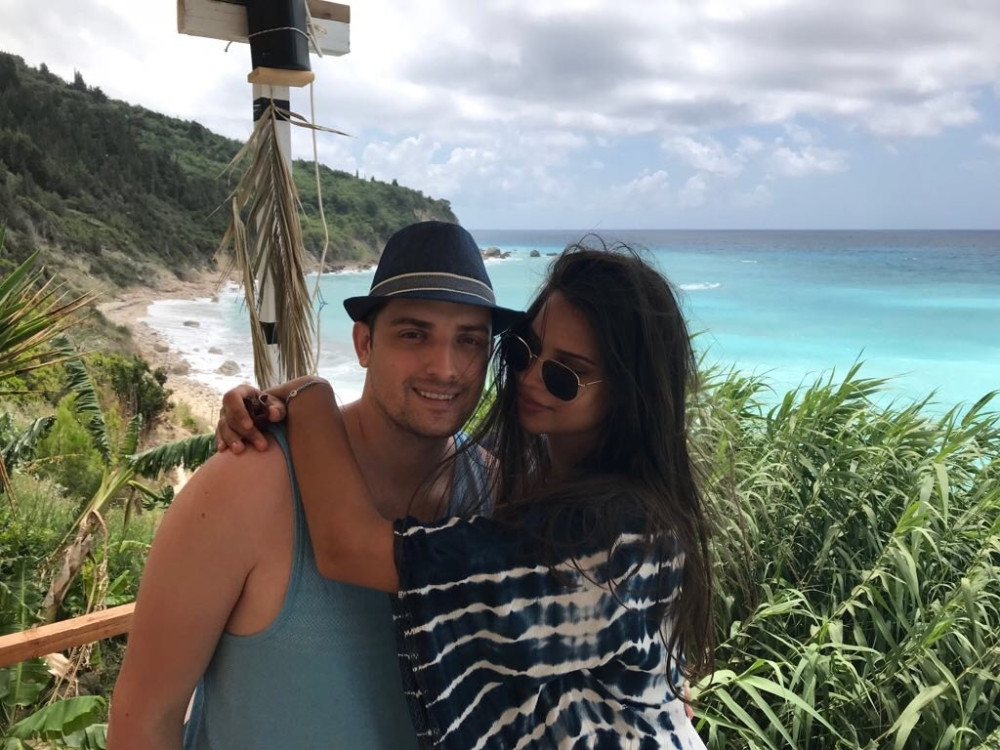 Mirza UŽIVAO SA DEVOJKOM na Lefkadi, svi gledali u nju! (FOTO)