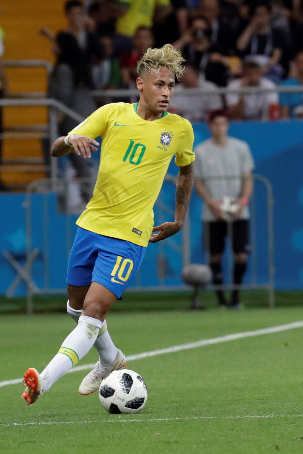 Legendarni fudbaler PROSUO ŠPAGETE na glavu da bi izgledao kao Nejmar (FOTO)