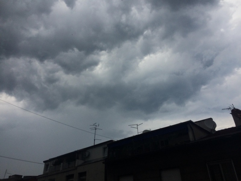 Crni oblaci PREKRILI Beograd, evo gde će NAJJAČE udariti