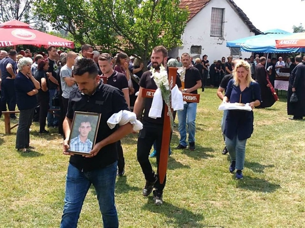 KAMEN DA ZAPLAČE~"Sinovi gde ćete, zašto nas NAPUŠTATE, kakva je ovo ZLA SUDBINA?!"