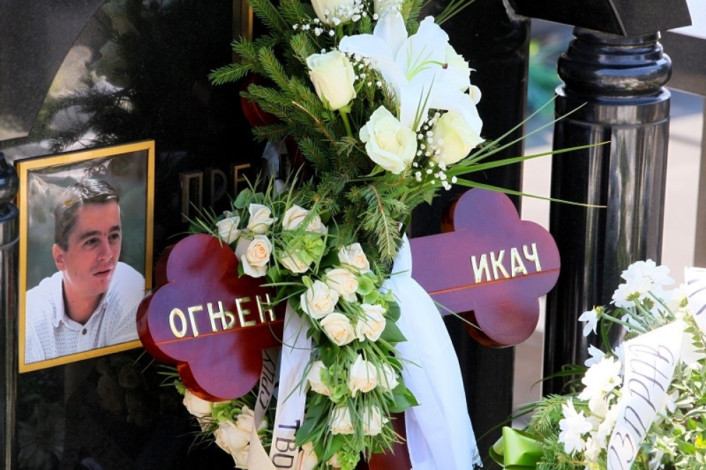 Iz kapele dopirali JECAJI, devojke padale U NESVEST, MAJKU PRIDRŽAVALI ROĐACI