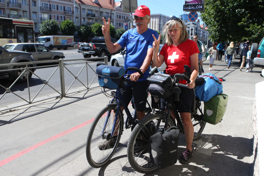 Penzioneri prešli BICIKLOM 3.000 kilometara zbog meča sa Srbijom!