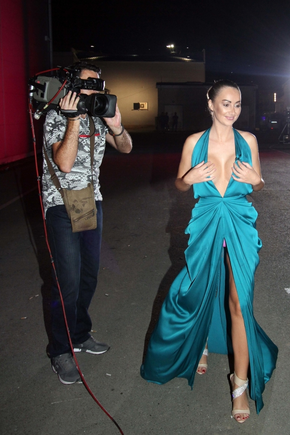 Maca Diskrecija se slikala bez gaćica! (FOTO)