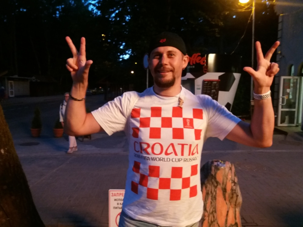 Navijač U HRVATSKOM DRESU POZDRAVLJAO SRBE sa tri prsta!