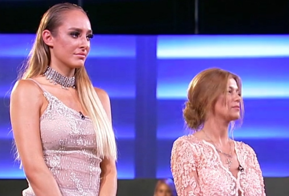 Luna pozirala u minijaturnom bikiniju, pa joj IZVIRILO MEĐUNOŽJE! (FOTO)