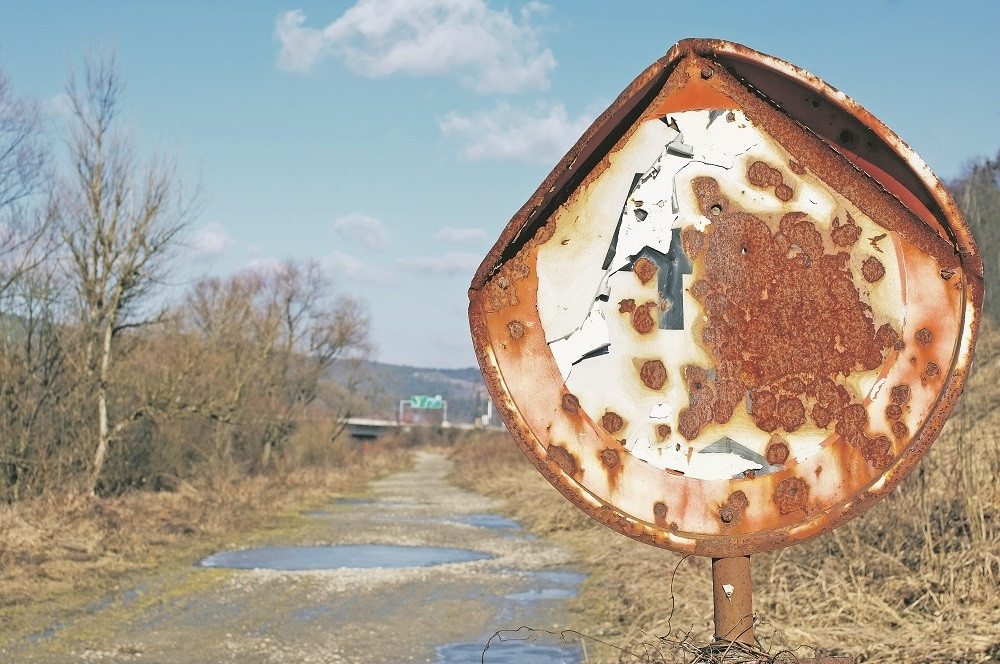 Prljavi znakovi ugrožavaju živote vozačima!