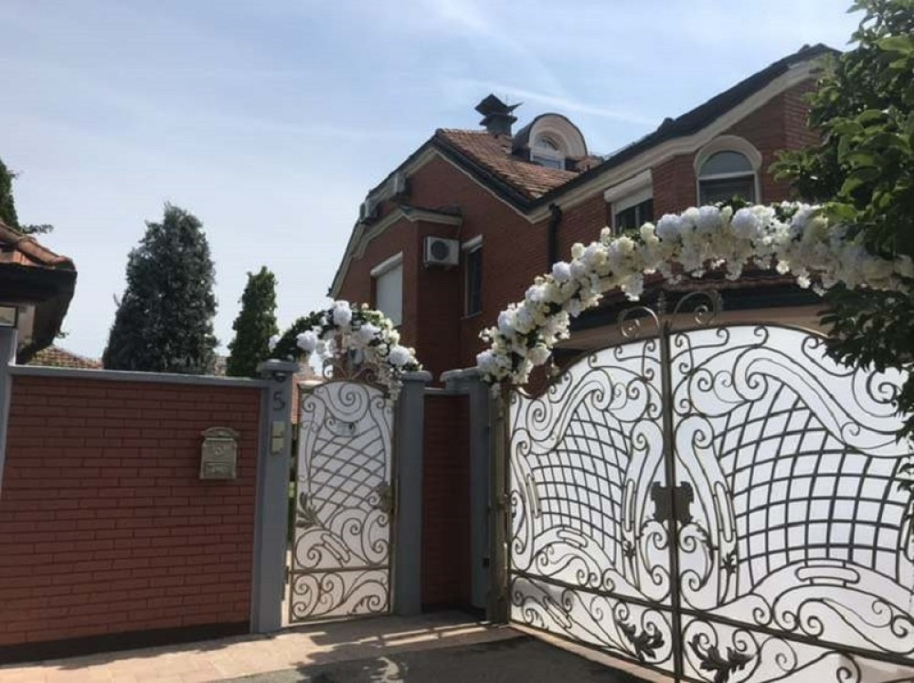 Stigla i LIMUZINA kojom će se voziti Aleksandra i Filip!