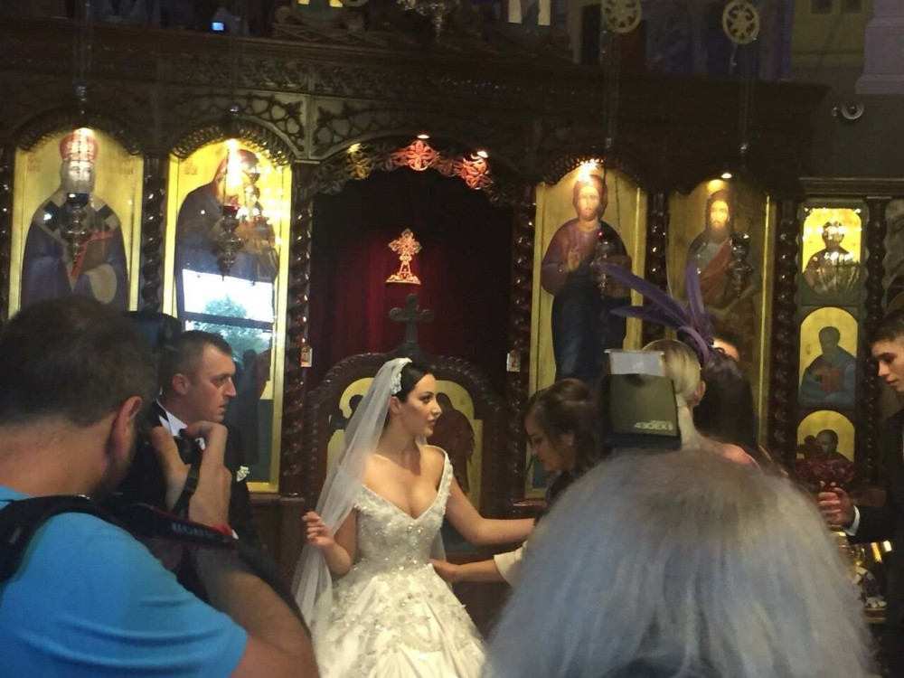 Pogledajte prvu porodičnu fotografiju nakon venčanja, BOBA ZAGRLIO NJU! (FOTO)