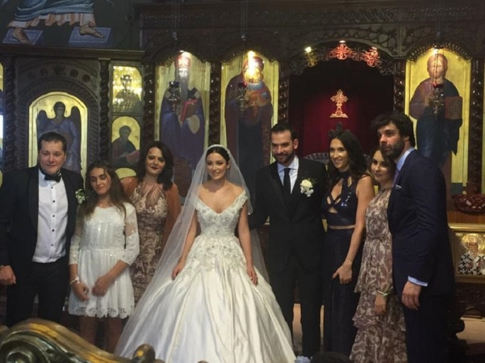 Teo ZABORAVIO Jelisavetu u crkvi!